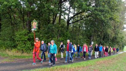 Bild: fdl
Angehörige der Pfarreiengemeinschaft Hirschau-Ehenfeld pilgern zu Fuß zum Mausberg.