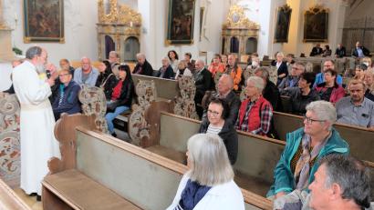 Bild: do
Kenntnisreich und humorvoll erläutert Pater Benedikt zahlreichen Besuchern am "Denkmaltag" die Geschichte des Klosters Speinshart.