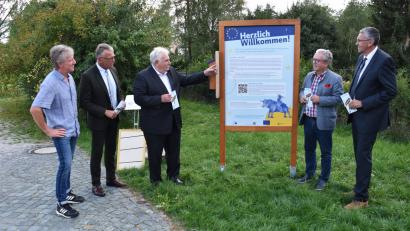 Bild: ubb
Peter Gold (Dritter von links) erklärt Vinzenz Rahn, Franz Stahl, Toni Dutz und Franz Schön (von links) bei der Eröffnung der Präsentation die Grundlagen der Wanderausstellung.