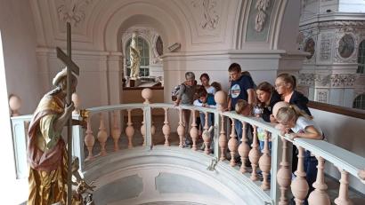Bild: Doris Zabiegly/Andrea Wührl/exb
Ein Teil der Kinder mit Monika Mittereder (links) , die beim Rundgang durch die Basilika einen interessanten Blick von oben zu den Seitenaltären wagen durften.