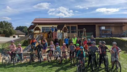 Bild: Alexandra Hasenfürter/exb
17 Mädchen und Jungen beteiligten sich an der Fahrradtour.