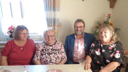 Bild: amö
Auch Dritter Bürgermeister Robert Eibl (Zweiter von rechts) gratulierte Ursula Zwick (Zweite von links) zum Geburtstag. Mit im Bild sind die Töchter Sonja (links) und Martha (rechts)