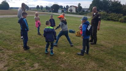 Bild: gi
Naturpark-Ranger Heiko Hofmann erklärte den Kindern, wie die nachtaktiven Fledermäuse auf die Jagd gehen. Dies wurde dann spielerisch veranschaulicht.
