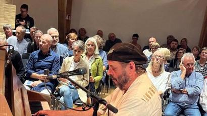 Bild: Wolfgang Horn/exb
Christian Willisohn begeisterte mit seiner professionellen Bluesmusik ein 50-köpfiges Publikum im Kunsthaus Waldsassen.