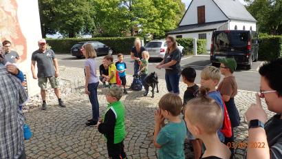 Bild: Maria Schindler/exb
Am Samstag, 3. September, trafen sich über 20 Kinder am Nachmittag beim Feuerwehrgerätehaus zum Ferienprogramm „Schnitzeljagd mit Schatzsuche“. Aufgeteilt in zwei Altersgruppen galt es spannende Rätsel zu lösen und spielerisch den Hinweisen zur Schatzkarte zu folgen.