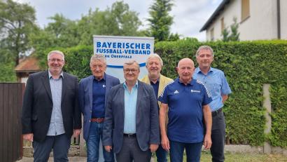 Bild: Christian Fuchs/BFV
Die geehrten Mitarbeiter des Fußballbezirks Oberpfalz (von links): Bezirks-Vorsitzender Thomas Graml, Herbert Rudolph, Josef Wein, Andreas Allacher, Richard Kerscher und Ludwig Held.