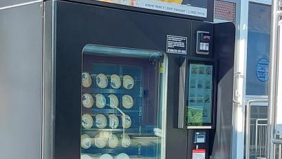 Bild: Silvio Secco/exb
Der Eisautomat von Silvio Secco, den er seit rund neun Monaten betreibt. Er soll dem Gastronomen helfen, auch weiterhin Einnahmen zu generieren. Denn Mitarbeiter für seinen Laden zu finden, sei herausfordernd – manche Sitzplätze sind deshalb außer Betrieb genommen worden.