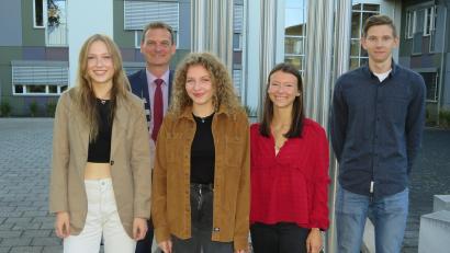 Bild: adj
Bürgermeister Ernst Schicketanz (Zweiter von links) mit den besten Schulabgängern: Emilia Herzer (links), Leonie Scheibl, Olivia Bock und Christian Träger (Dritte bis Fünfter von links).