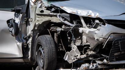 Bild: Zacharie Scheurer/dpa-tmn/dpa/Symbolbild
Ein Unfallschaden an einem Fahrzeug.