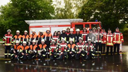 Bild: bey
Zwei Gruppen der Feuerwehr Pleystein und eine Gruppe der Feuerwehr Vöslesrieth absolvieren die Leistungsprüfung "Gruppe im Löscheinsatz".