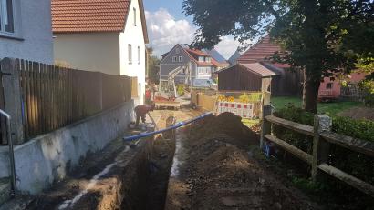 Bild: gi
Derzeit läuft der letzte Bauabschnitt zur Erneuerung der Moosbacher Wasserversorgung. Sehr eng geht es bei den Arbeiten im Schlosshof Burgtreswitz zu.