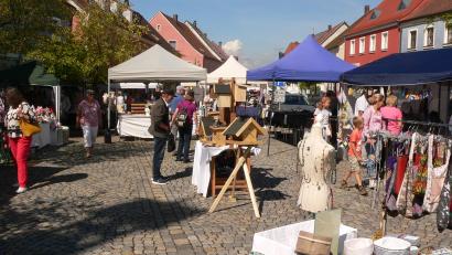 Bild: mh
Die Besucher bestaunen handgemachte Waren auf dem Schutzengelmarkt in Luhe