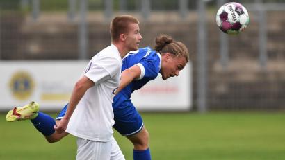 Archivbild: G. Büttner
SpVgg-SV-Youngster Antonio Herrmann (rechts, Szene aus der Partie gegen den TSV Detag Wernberg) krachte mit beiden Beinen in vollem Tempo gegen den Torpfosten. Glücklicherweise erlitt er dabei "nur" beidseitige Knieprellungen.