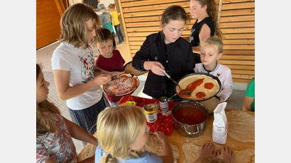 Bild: vsr
Beim Belegen konnte jedes Kind seine eigene Pizzakreation entwerfen.