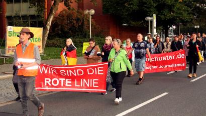 Bild: R. Kreuzer
Helmut Bauer (links) führt nach eigenem Bekunden letztmals einen Protestzug an.