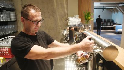 Bild: Gabi Schönberger
Michael Lang, Inhaber der Zoiglstubn "Beim Brucksaler" in Neustadt/WN, kämpft wie viele Gastwirte mit erheblichem Personalmangel und kaum kalkulierbaren Preisschwankungen im Einkauf.