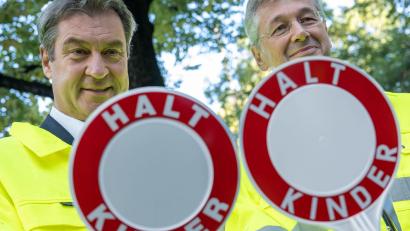 Bild: Peter Kneffel/dpa
Ministerpräsident Markus Söder (links) und Kultusminister Michael Piazolo mit Warnwesten und Haltekelle der Schulweghelfer an einem Strassenübergang. in München,