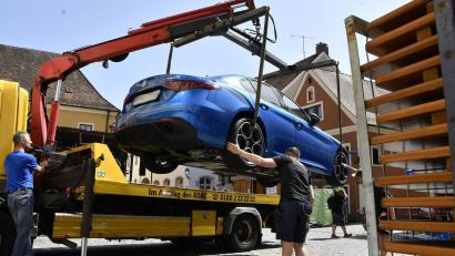 Bild: Petra Hartl
Dieser BMW wurde vor dem Amberger Altstadtfest am Roßmarkt abgeschleppt. Einen ähnlichen Vorfall gab es am Samstag vor der Amberger Luftnacht.