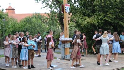 Bild: do
Auch das Austanzen des Kirwabaumes will gelernt sein. Die Moidla und Boum der Landjugend beherrschen die Tanzschritte perfekt.