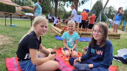 Bild: Gaby Buchbinder/exb
Entspanntes Picknick in der Mädelsrunde.