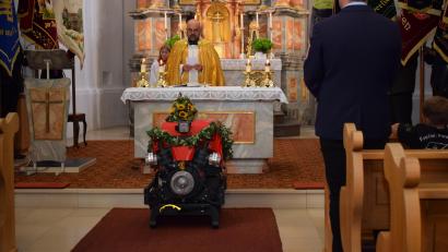 Bild: bnr
Pfarrer Hans Spitzhirn erteilte der neuen Tragkraftspritze der Feuerwehr Söllitz den kirchlichen Segen.