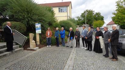 Bild: dpe
Charles Herold (rechts) vom Geschichtspark Bärnau-Tachov erläutert in Gebenbach das Jan-Huss-Projekt mit den Meilensteinen entlang der Goldenen Straße von Prag nach Nürnberg