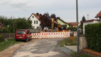 Bild: bjp
Modernisieren und verschönern wird in Schwarzenbach groß geschrieben. Während die Gemeinde den Bau der neuen Fremdwasserkanalisation (Bild) und des Gemeindezentrums zügig vorantreibt, können Bürger im Ortserneuerungs-Sanierungsgebiet weiterhin bestimmte bauliche Maßnahmen mit Zuschüssen aus dem gemeindlichen Förderprogramm finanziell unterfüttern.