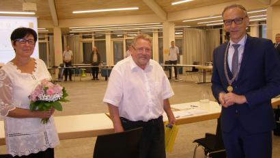Bild: pz
Dr. Jürgen Mahner (Mitte) bekam von Bürgermeister Bernd Sommer die Ehrennadel in Silber der Stadt Waldsassen verliehen. Mahners Ehefrau Sabine erhielt einen Blumenstrauß.