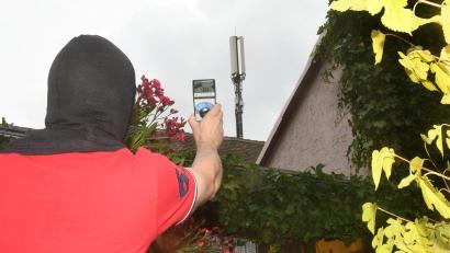 Bild: Gabi Schönberger
Thomas Negrasus wagt sich nur mit Schutz ins Freie. Der Mobilfunkmast vor seinem Haus strahle zu stark, sagt er. Mit einem Gerät misst er die elektromagnetische Strahlung.