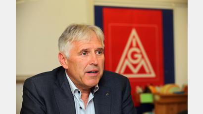 Bild: Wolfgang Steinbacher
Horst Ott, der 1. Bevollmächtigte der IG Metall Verwaltungsstelle Amberg, macht deutlich, dass sich die Arbeitnehmer bei den anstehenden Tarifverhandlungen nicht mit einer Billiglösung abspeisen lassen wollen.