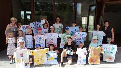 Bild: Susanne Kochherr/exb
Im Ferienprogramm des Frauenbunds Schwarzenfeld bedruckten die Kinder ihre T-Shirts.