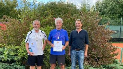 Bild: Oliver Stienen
Anton Kredler (Mitte) belegte im in der Kategorie Herren 60 den ersten Platz vor Ernst Gumpenberger (links). Turnierleiter Hugo Klarner gratulierte.