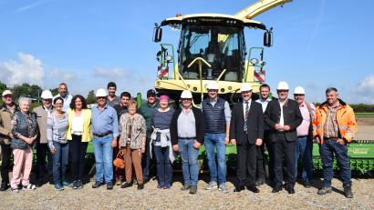 Bild: bnr
Die Unternehmerfamilie Igl, Bürgermeister Frank Zeitler und Firmenvertreter trafen sich zum Baubeginn für das neue Unternehmen „Igl Agrartechnik“ im neuen Industrie- und Gewerbegebiet „Am Baderfeld“.