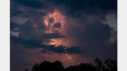 Symbolbild: Fabian Sommer/dpa
Blitze entladen sich während eines Gewitters.