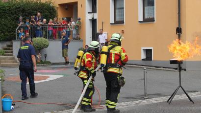 Bild: Feuerwehr Schwarzenbach/exb
Was passiert, wenn ein Fettbrand mit Wasser gelöscht wird, zeigt die Feuerwehr Schwarzenbach beim Kinderaktionsaktionstag.