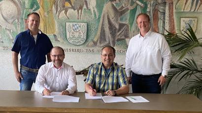 Bild: Josef Glas
Bürgermeister Ludwig Gürtler (Zweiter von rechts) unterzeichnet den Kooperationsvertrag. Mit dabei ist Andreas Rudloff (rechts), Regionalmanager der Deutschen Telekom, und (von links) Eduard Maier, Berater Breitbandtechnik und Planung, und Rainer Spiegel, kommunaler Ansprechpartner der Deutschen Telekom Technik.