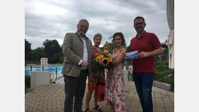 Bild: upl
Ehrung für den 100.000 Gast im Freibad Schwandorf (von links): Oberbürgermeister Andreas Feller, Susanne Cagnino, Tobias und Sabrina Lohmeier und Michael Maget.