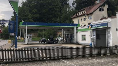 Bild: Andreas Royer
800 Euro erbeuteten die Räuber am 27. Januar mit ihrem Überfall auf diese Tankstelle in der Nürnberger Straße in Sulzbach-Rosenberg.
