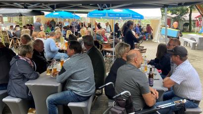 Bild: cro
In großen Zelten geschützt vor Regen und Kälte, genießen die zahlreichen Besucher beim CSU-Kartoffelfest des Ortsverbands Flossenbürg auf dem St. Ötzener Hof im Trockenen die kulinarischen Delikatessen rund um die Kartoffel.