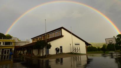 Bild: bey
Der Regenbogen überspannt regelrecht die Turnhalle der Zottbachtalschule