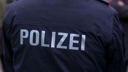 Bild: Jens Büttner/zb/dpa/Symbolbild
„Polizei“ steht auf der Uniform eines Polizisten.