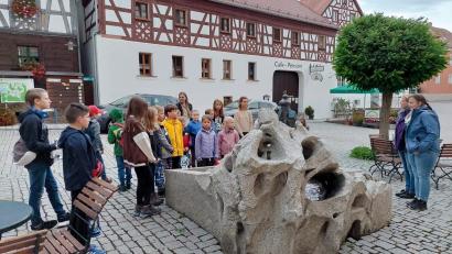 Bild: Birgit Lippert/exb
Startpunkt der Laternenwanderung des Frauenbunds Bad Neualbenreuth war der Sagenbrunnen am Marktplatz.