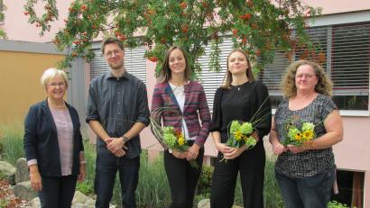 Bild: bkr
Rektorin Gudrun Lehner hieß Sebastian Högl, Alena Kraus, Lea Schröder und Karin Wagner (von links) im Lehrerkollegium willkommen.