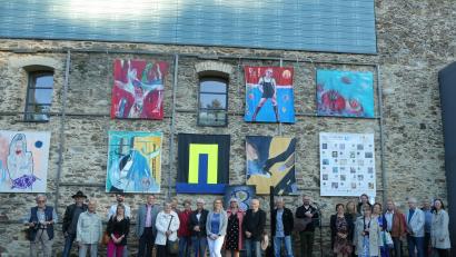 Bild: eib
Die Open-Air Galerie in Schönsee bleibt bis zum 3. November eröffnet: In der Bildmitte Kuratorin Květa Monhartová und 3. Vorsitzende von Bavaria Bohemia e.V. mit Künstlerinnen, Künstlern und Herbert Pöhnl (ganz links)