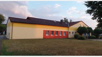 Bild: br
Dem Antrag auf Erweiterung der Kindertagesstätte „Sankt Michael“ in Schlammersdorf (unser Bild) wurde das gemeindliche Einvernehmen erteilt, ein weiterer Schritt, dieses Großprojekt zu realisieren. Der Kindergarten wird mit einem Anbau an das bestehende Gebäude (links im Bild) erweitert.