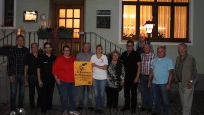 Bild: mrr
Die Vereinsvertreter mit Festl-Bürgermeister Gerhard Schnabel (Bildmitte mit Plakat) und Wirt Erhard Richthammer (oben rechts auf der Treppe) sind bereit für den 16. Marktsonntag am 25. September in Rieden.