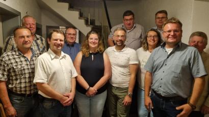 Bild: Charlie Mirz/exb
Die CSU Bernstein geht mit bewährter Mannschaft unter dem neuen Vorsitzenden Bernhard Beer (Zweiter von rechts) und Stellvertreter Thomas Weiß (Dritter von links) ins nächste Jahr. Weiter auf dem Bild (von links nach rechts) Klaus Schmid, Markus Weiß, Christian Schiener, Christina und Alexander Herzner, Martin Schiener, Karlheinz Budnik und Erich Sperber.