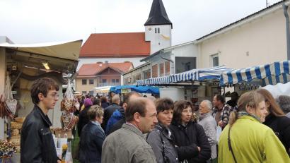 Bild: no
Der Turm der Wallfahrtskirche Mariä Namen schaut herab auf den Kirchweihmarkt, der heuer wieder in Trautmannshofen aufgebaut wird.