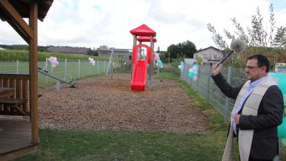 Bild: kro
Pfarrer Konrad Amschl erteilte dem Kinderspielplatz den kirchlichen Segen.