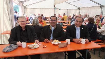 Bild: rha
Die Damen des Frauenbundes hatten wieder fleißig gebacken. Pfarrer Dietmar Schindler (links), Pater Robin Xavier (Mitte) und Pater Jimmy Joseph lassen sich nach dem Seniorengottesdienst Kaffee, Kücheln und Torten im Festzelt schmecken.